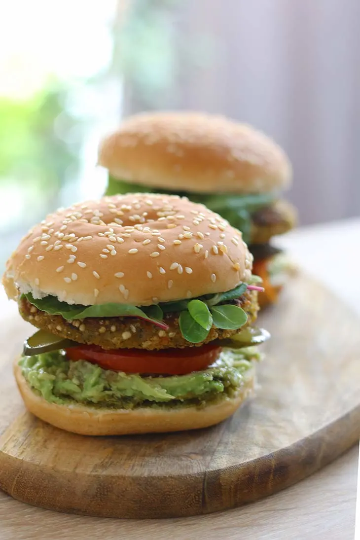 Burger cu broccoli si quinoa de post