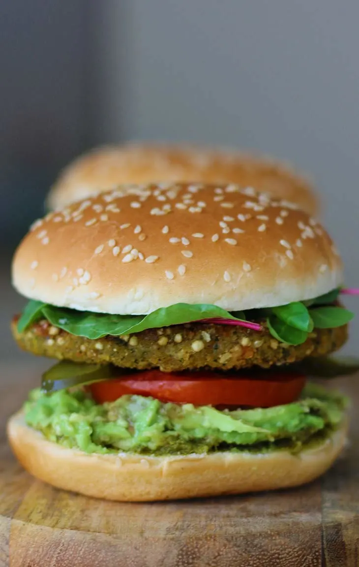 Burger cu broccoli si quinoa vegan