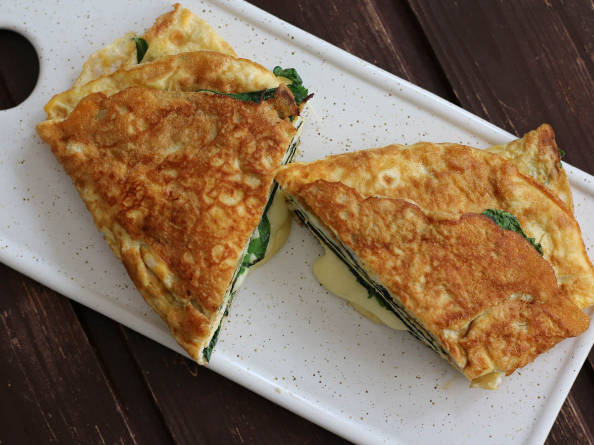 Keto Omlette with Cheese and Spinach 