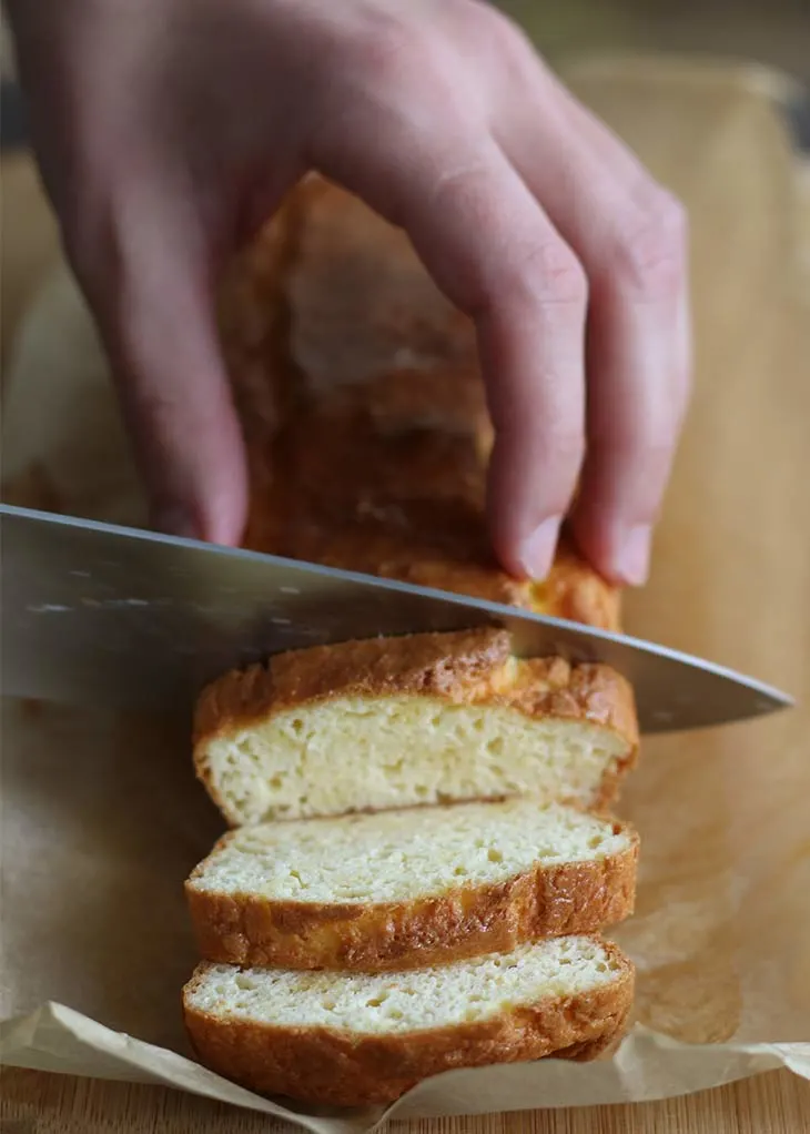 Rețetă simplă de pâine keto pentru fanii low carb - Yum Stops