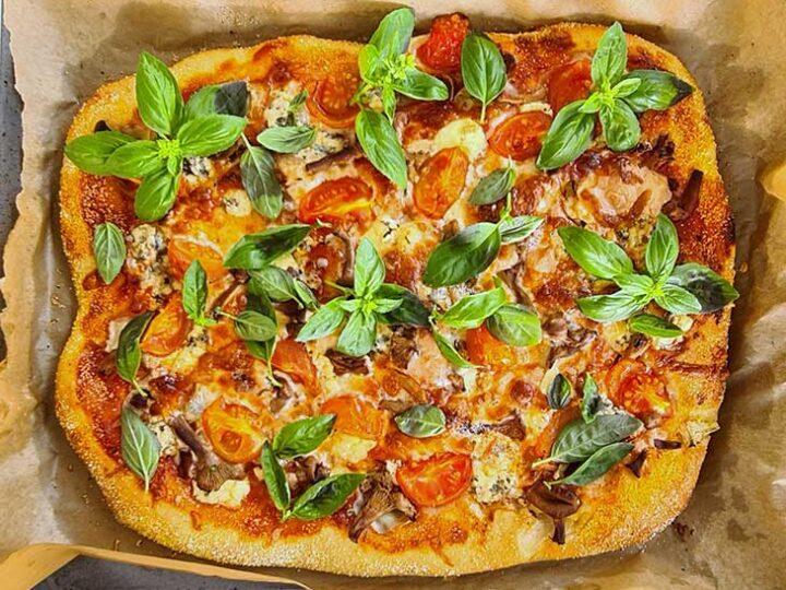 Blogul lui Cătă: Blat de pizza din conopida (2 variante, reteta low carb, keto, fara gluten)
