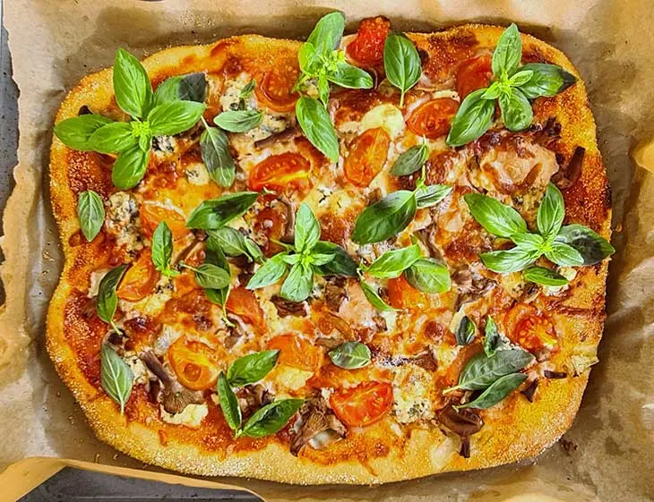 PIZZA LOW CARB CU FĂINĂ DE MIGDALE