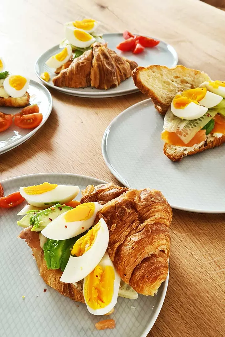 Salmon croissant sandwich sandvis cu croissant si somon afumat