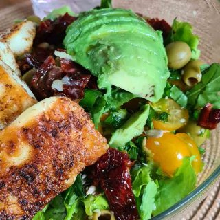 best grilled halloumi salad vegetarian recipe salata cu halloumi