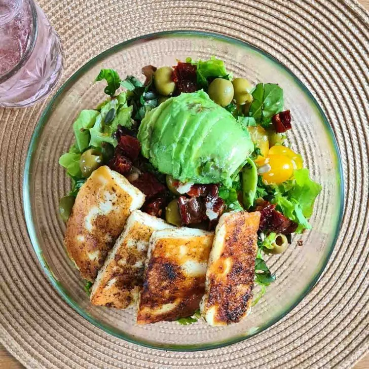 best grilled halloumi salad with avocdo salata cu halloumi