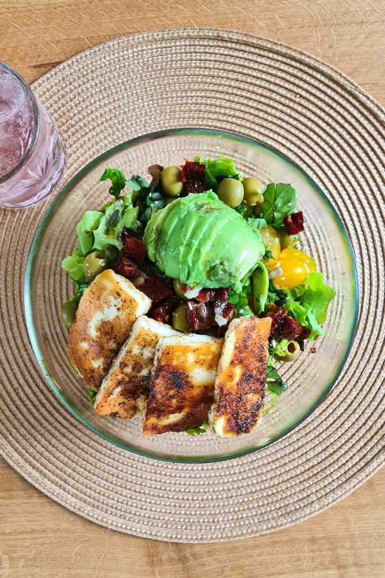 best grilled halloumi salad with avocdo salata cu halloumi