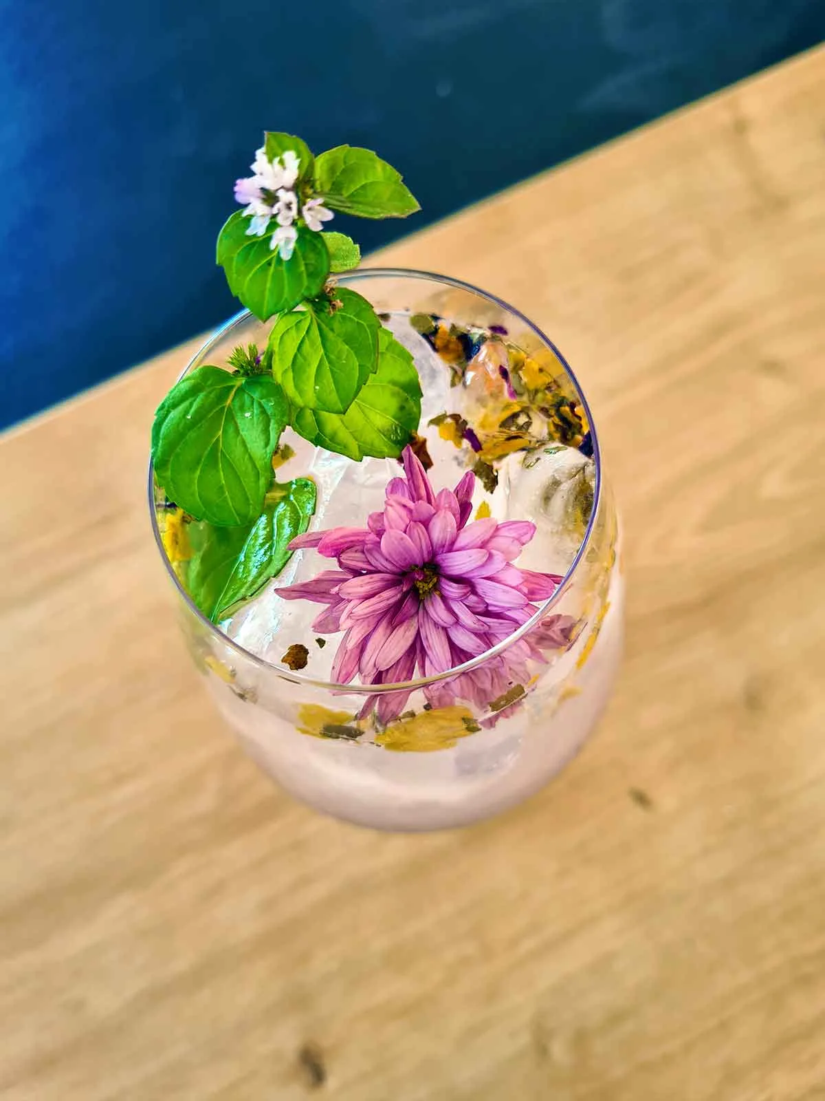 floral gin lemonade