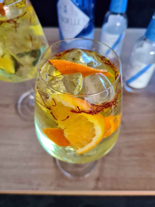 saffron gin tonic cu sofran cocktail