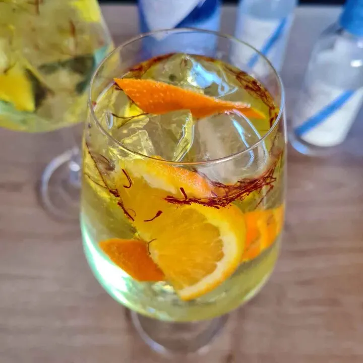 saffron gin tonic cu sofran cocktail
