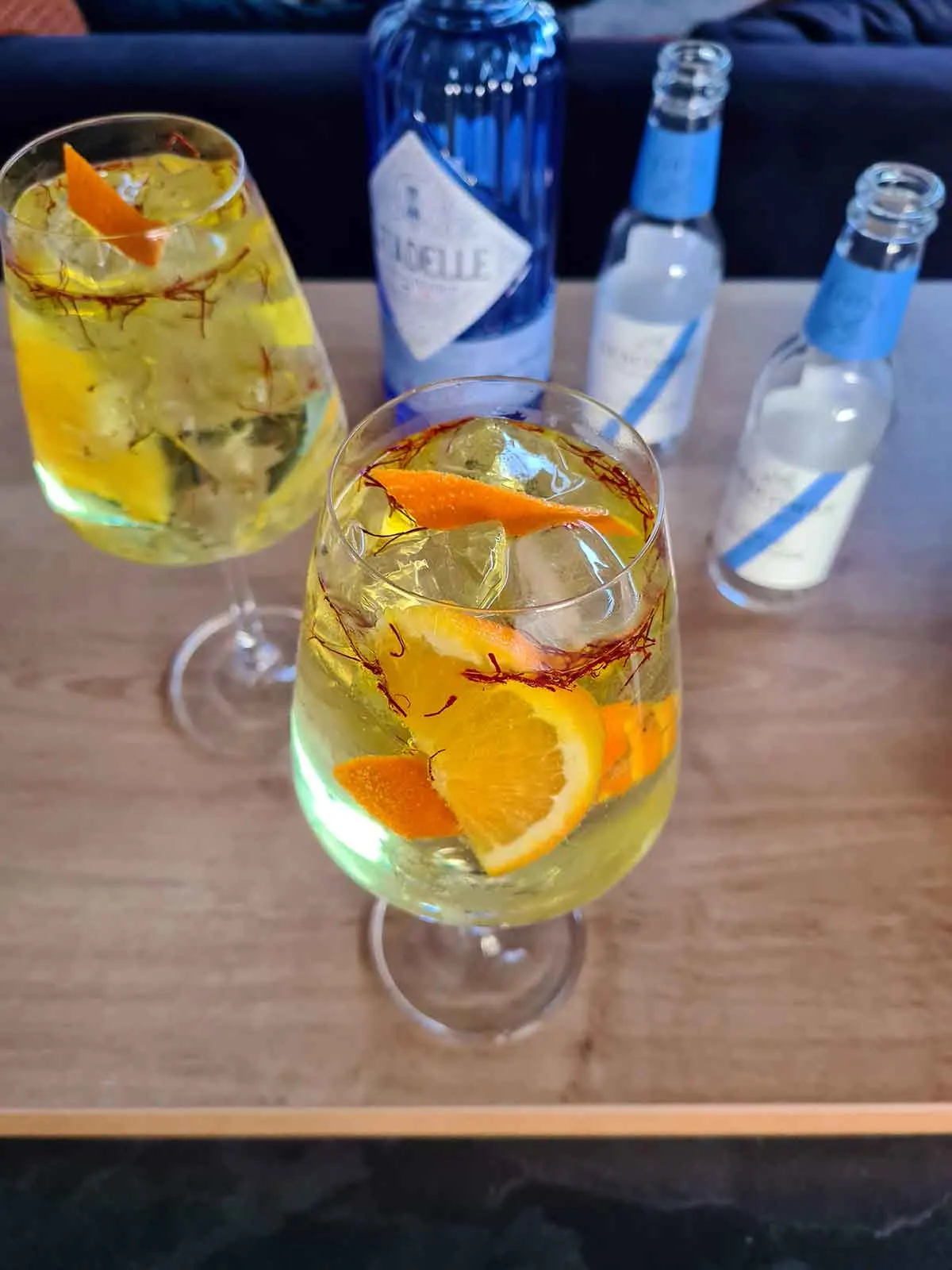 saffron gin tonic cu sofran