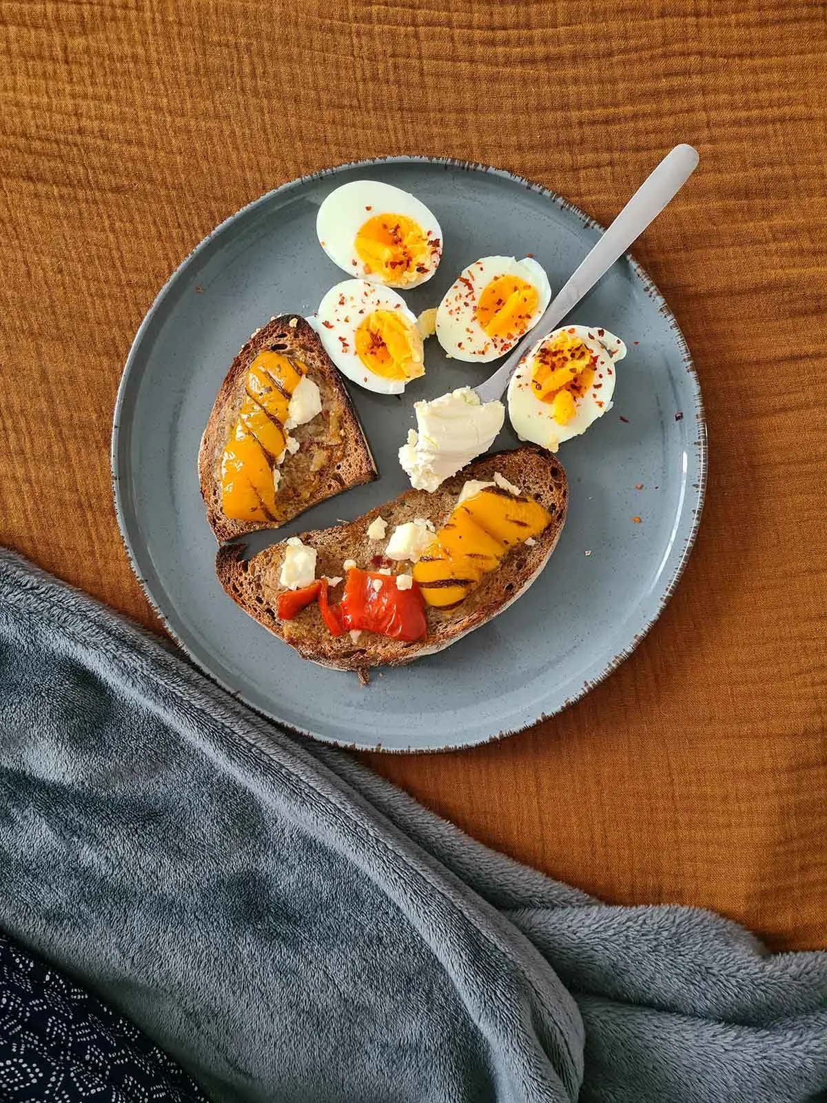 oua fierte cu toast cu ardei si branza reteta