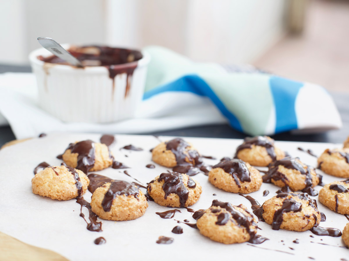 Vegan Macaroons - Fluffy Coconut Chocolate Cookies