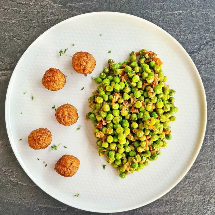 Creamy Green Peas with Crispy Fried Onions with veggie balls mancarede mazare cremoasa