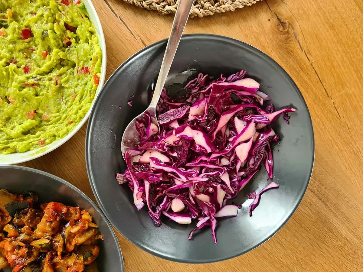 red cabbage slaw salad salata de varza rosie