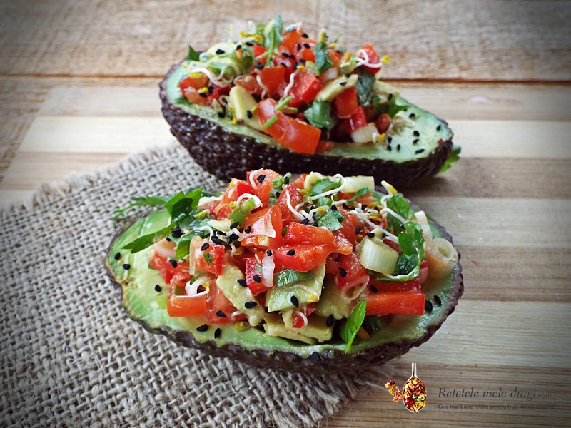 Avocado umplut cu salata asortata