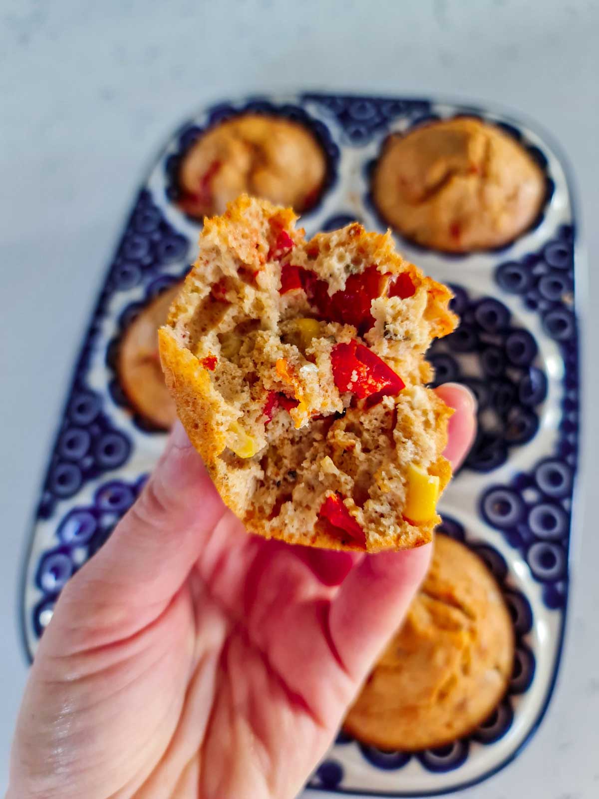 Briose (muffins) din faina integrala cu rosii uscate porumb si ardei