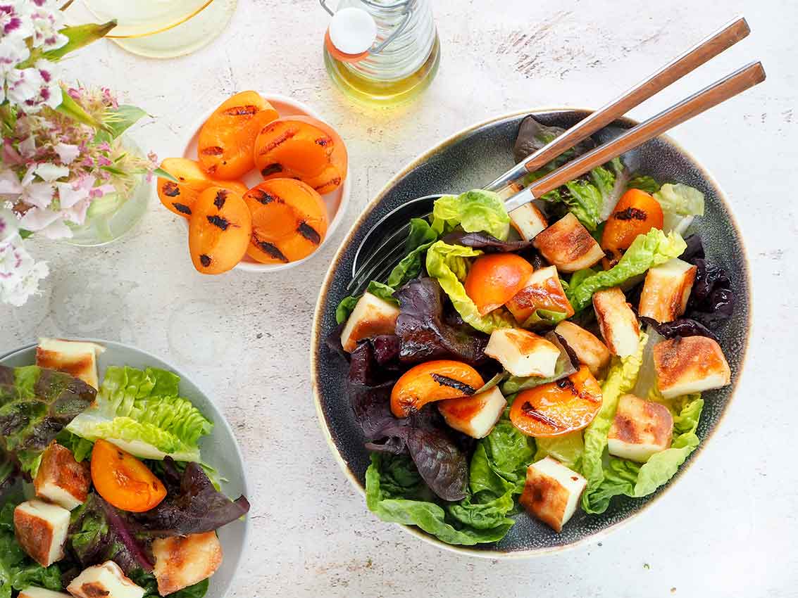 Gratar vegetarian cu branzeturi, fructe si legume