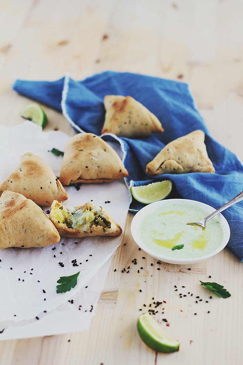 Pateuri indiene Samosa coapte cu sos de iaurt mentolat