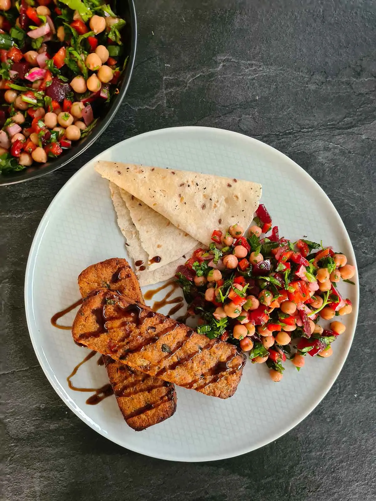 Quick Chickpeas and Roasted Beetroot Salad with vegan kebabs recipe salata cu naut si sfecla coapta