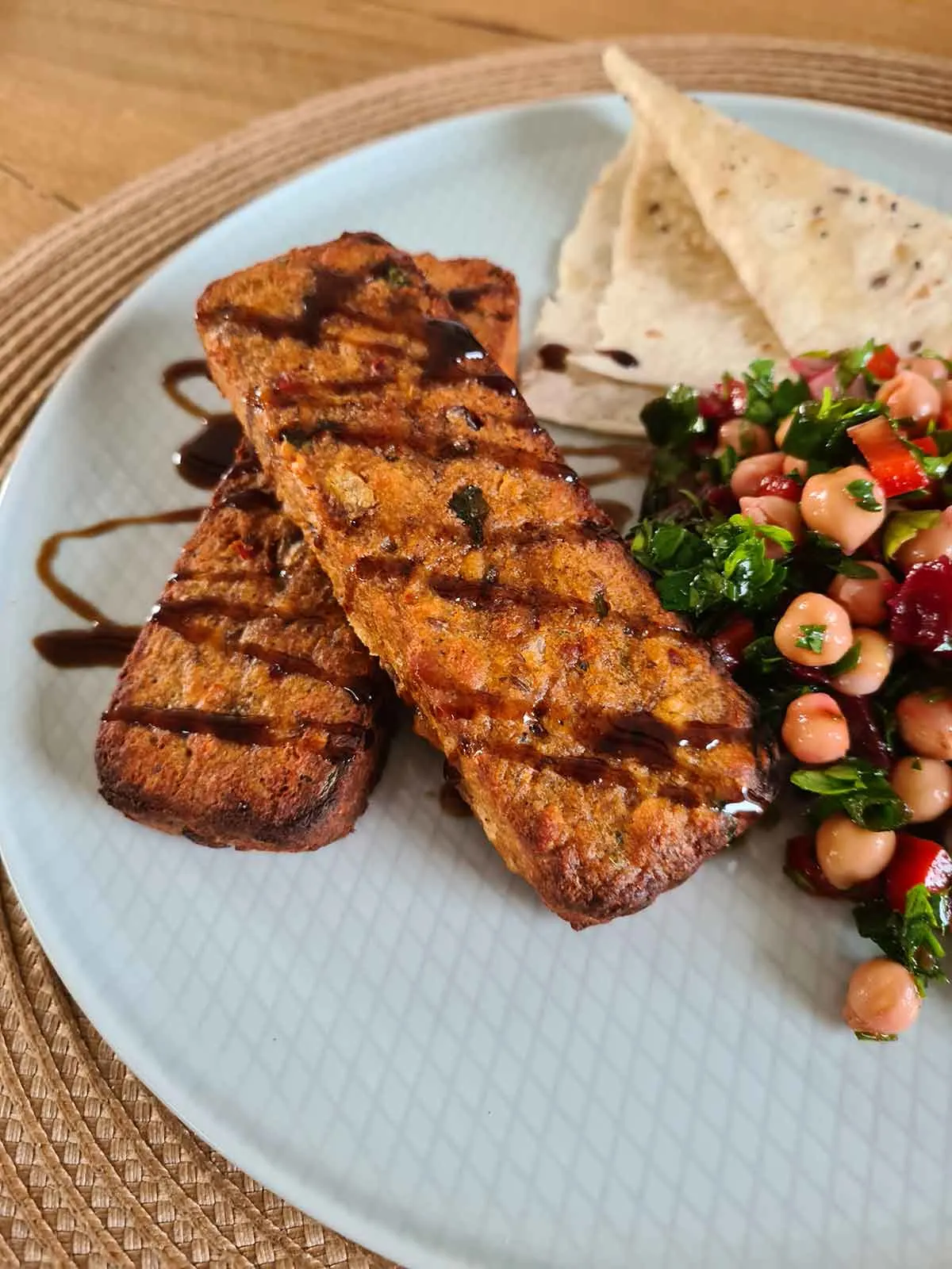 Quick Chickpeas and Roasted Beetroot Salad with vegan kebabs salata cu naut si sfecla coapta