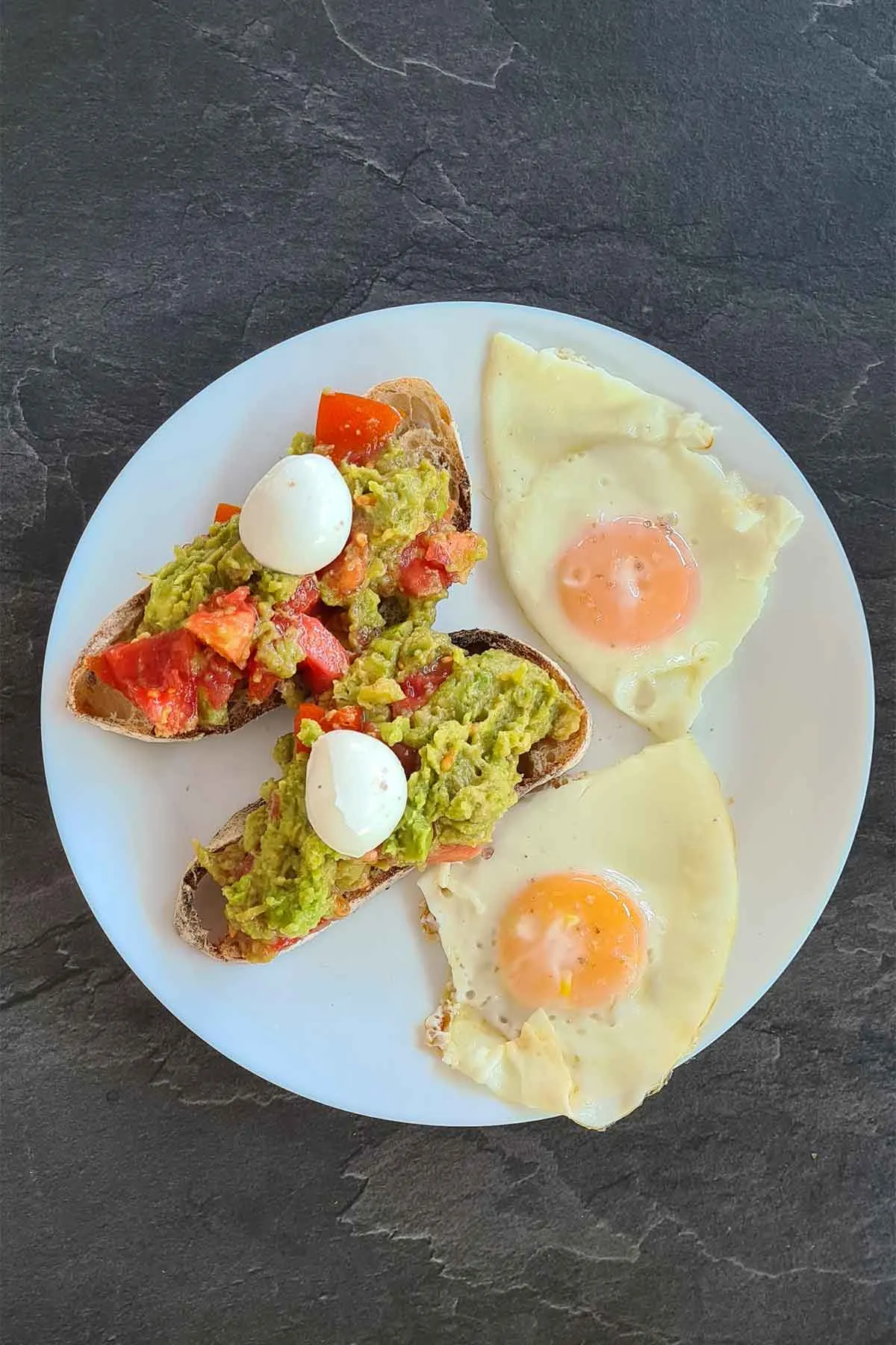 Guacamole toast with mozzarella di buffala and sunny side up eggs mic dejun cu toast cu guacamole, mozzarella de bivolita si oua ochiuri