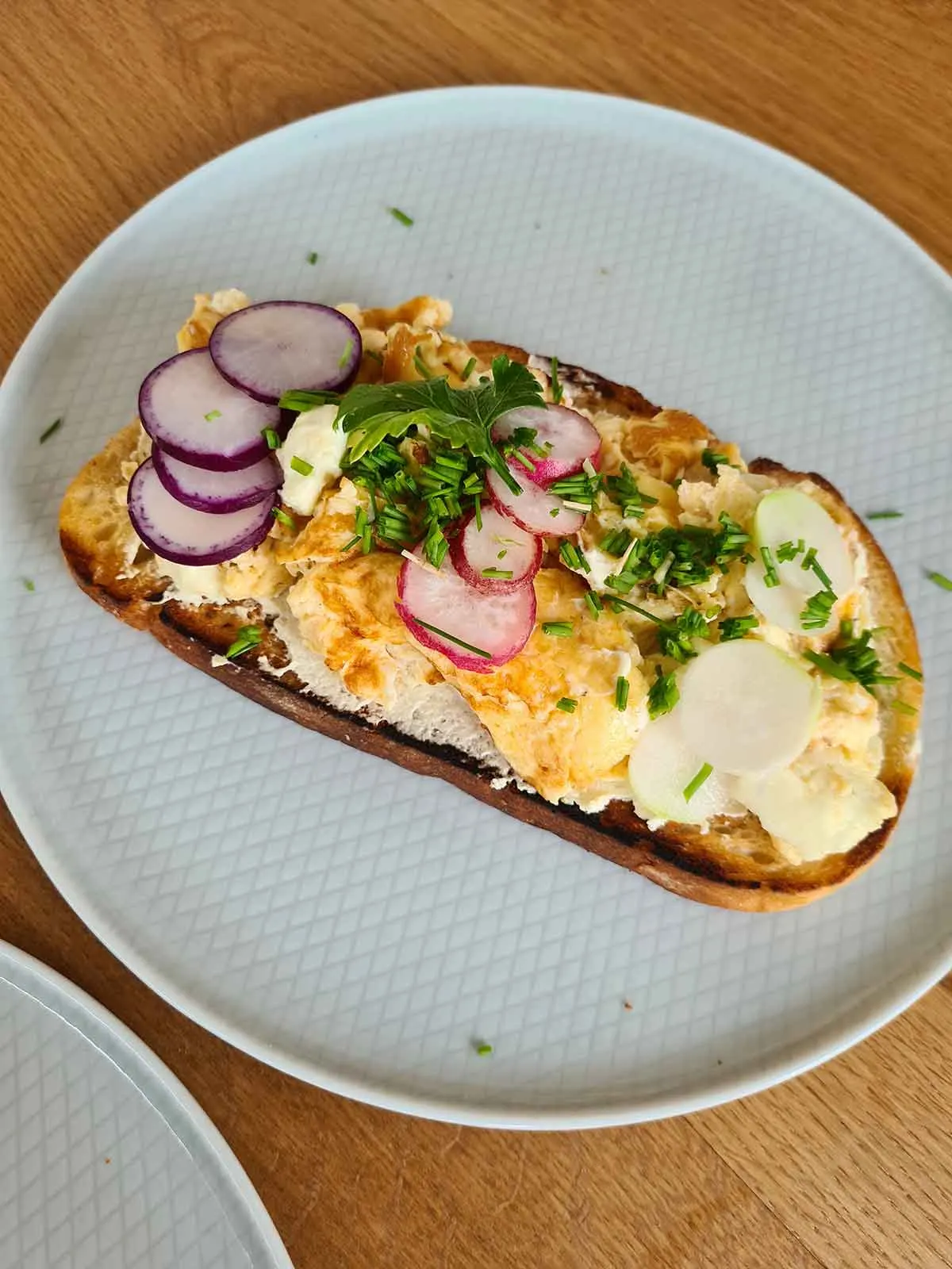 breakfast scrambled eggs on toast paine prajita cu omleta cu branza