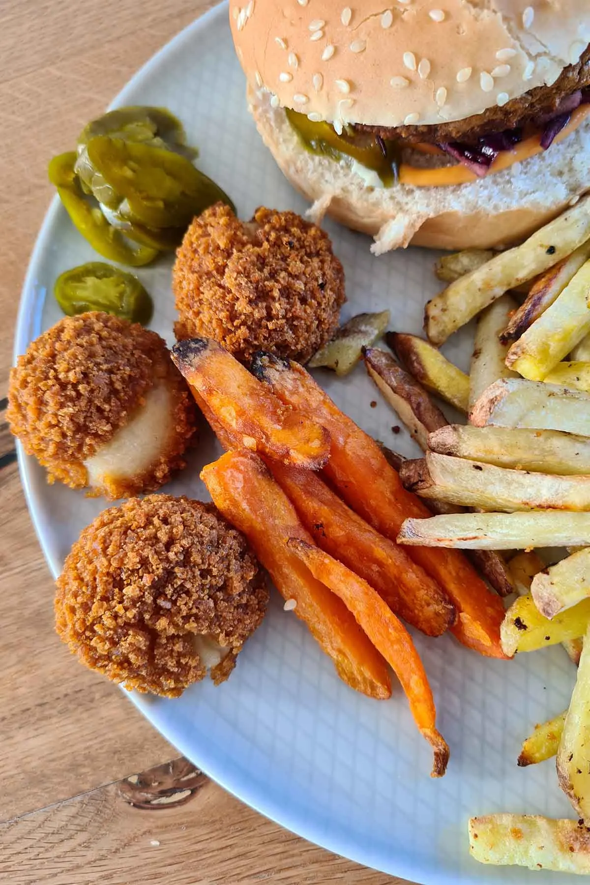 veggie burger with baked fries and cheesy balls burger de casa cu cartofi copti reteta