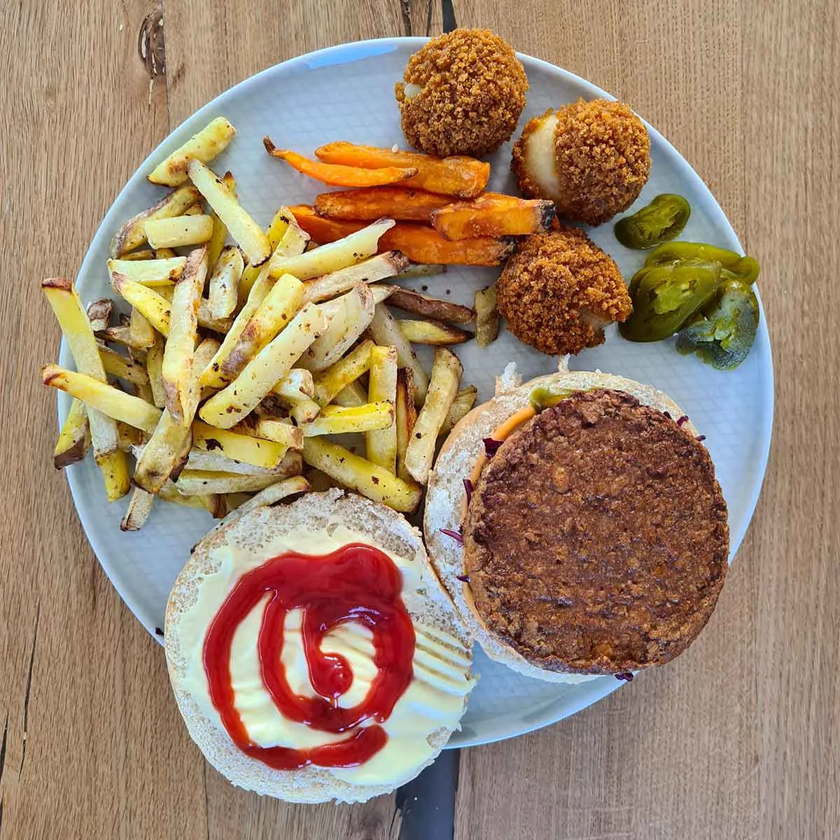 veggie burger with baked fries and cheesy balls burger de casa cu cartofi copti