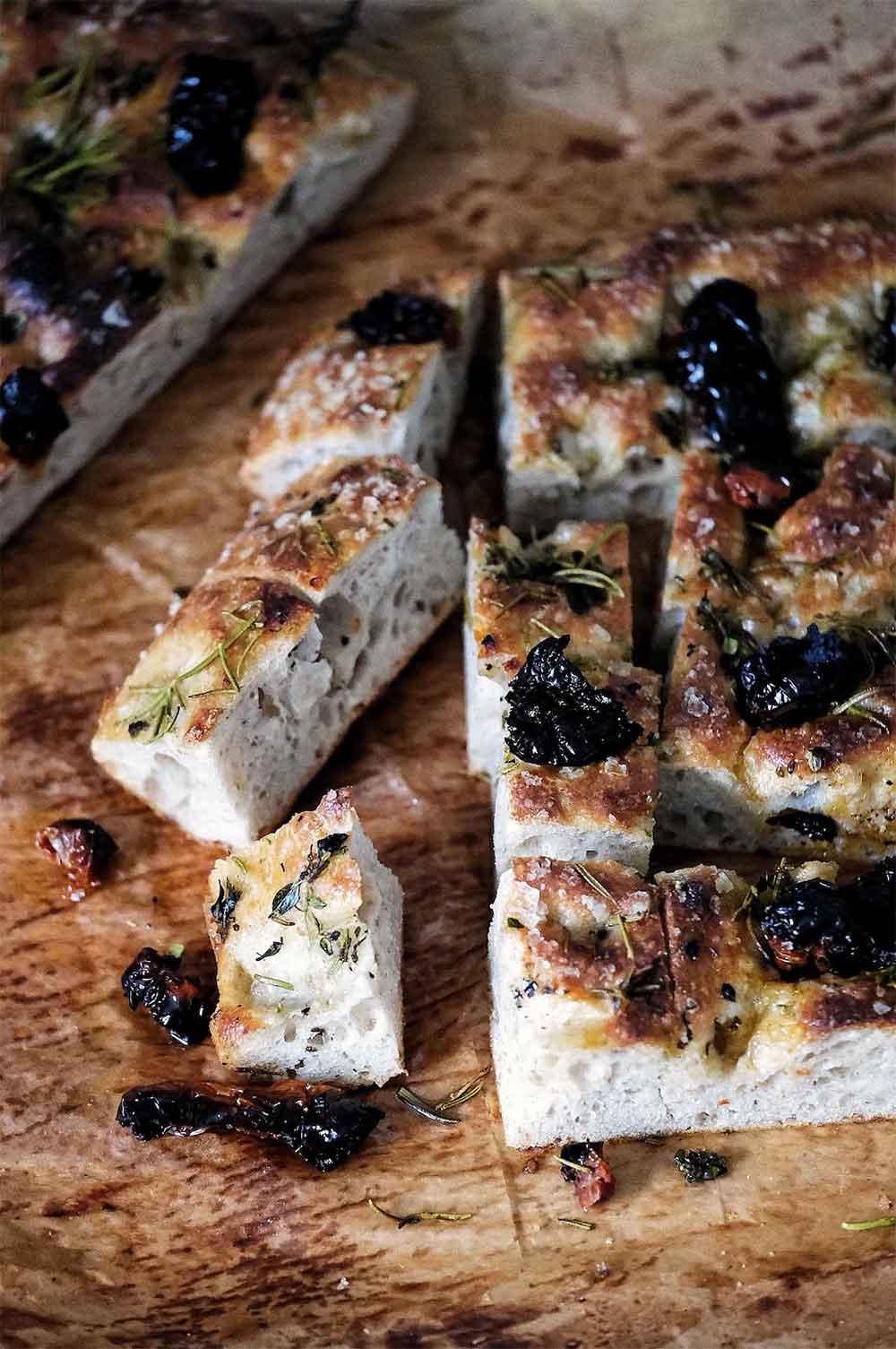 O focaccia incredibila cu rozmarin si rosii uscate