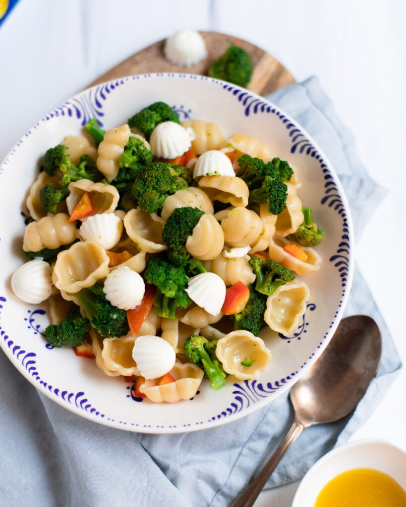 Salata calda cu paste si broccoli