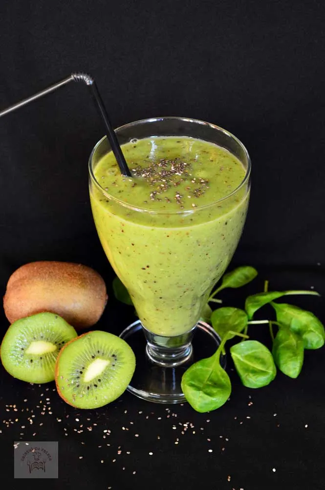 Smoothie detoxifiant cu kiwi, avocado si spanac