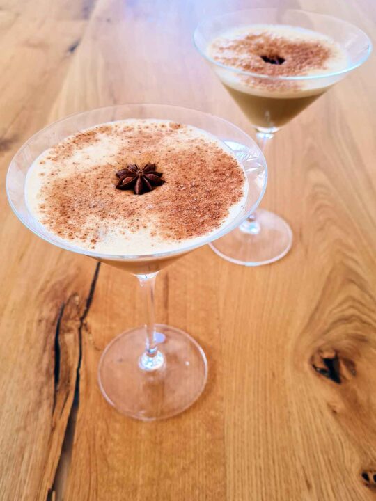 https://gourmandelle.com/wp-content/uploads/2022/11/recipe-Salted-Caramel-Espresso-Martini-cu-cafea-si-caramel-sarat-540x720.jpg