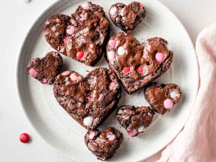 https://gourmandelle.com/wp-content/uploads/2022/12/Heart-Shaped-Brownies-720x540.jpg