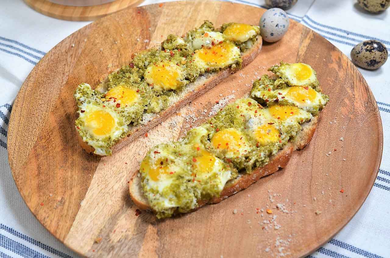 Oua prajite in pesto