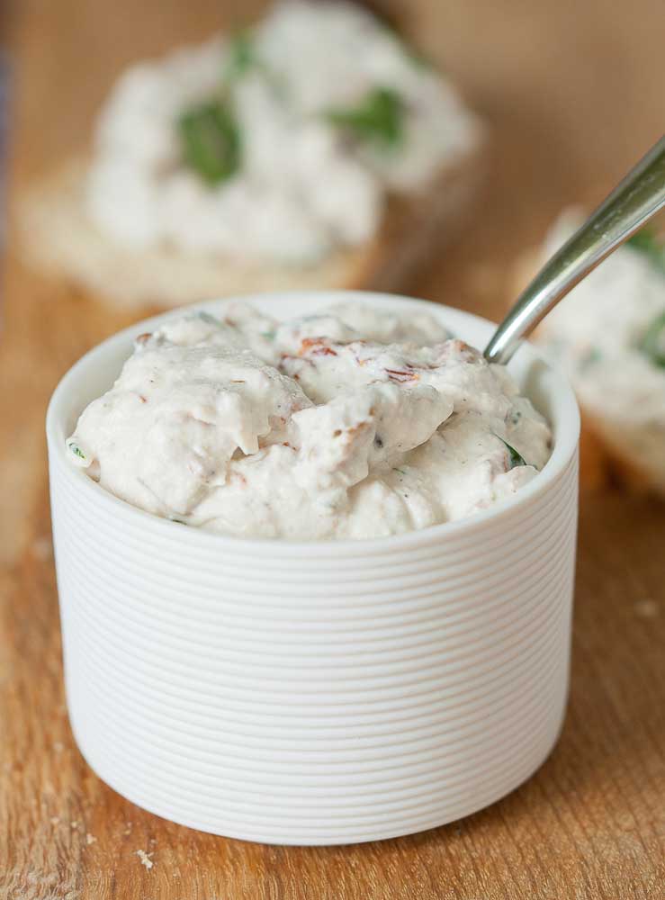 Pasta de ricotta cu rosii uscate si nuci