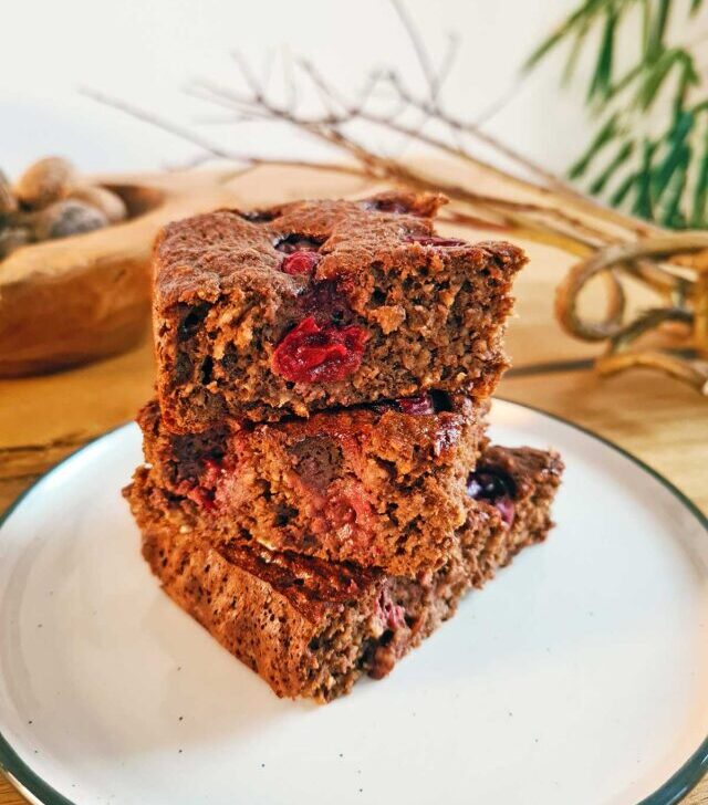 High-Protein Oatmeal Brownie with Sour Cherries recipe negrese proteice cu visine