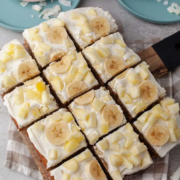 Banana bars with coconut-rum frosting prajitura pina colada cu banane, cocos si rom reteta