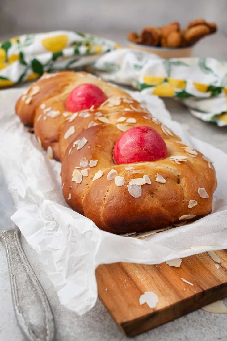 Tsoureki - Greek Easter Braided Bread Paine Greceasca de Paste