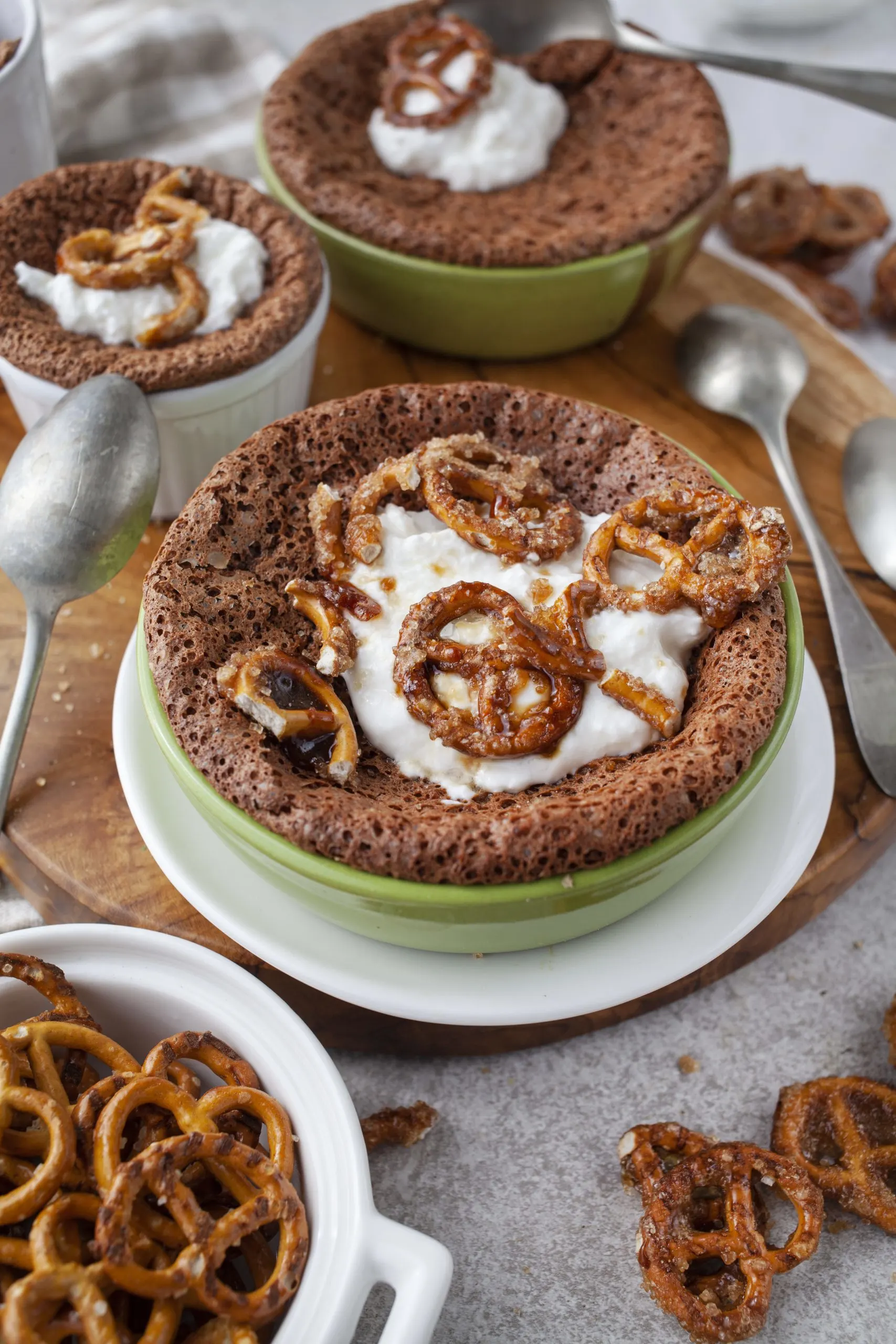 Nutella pudding with pretzels