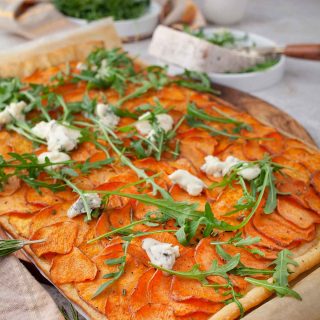 Sweet potato pizza with blue cheese Pizza cu cartofi dulci