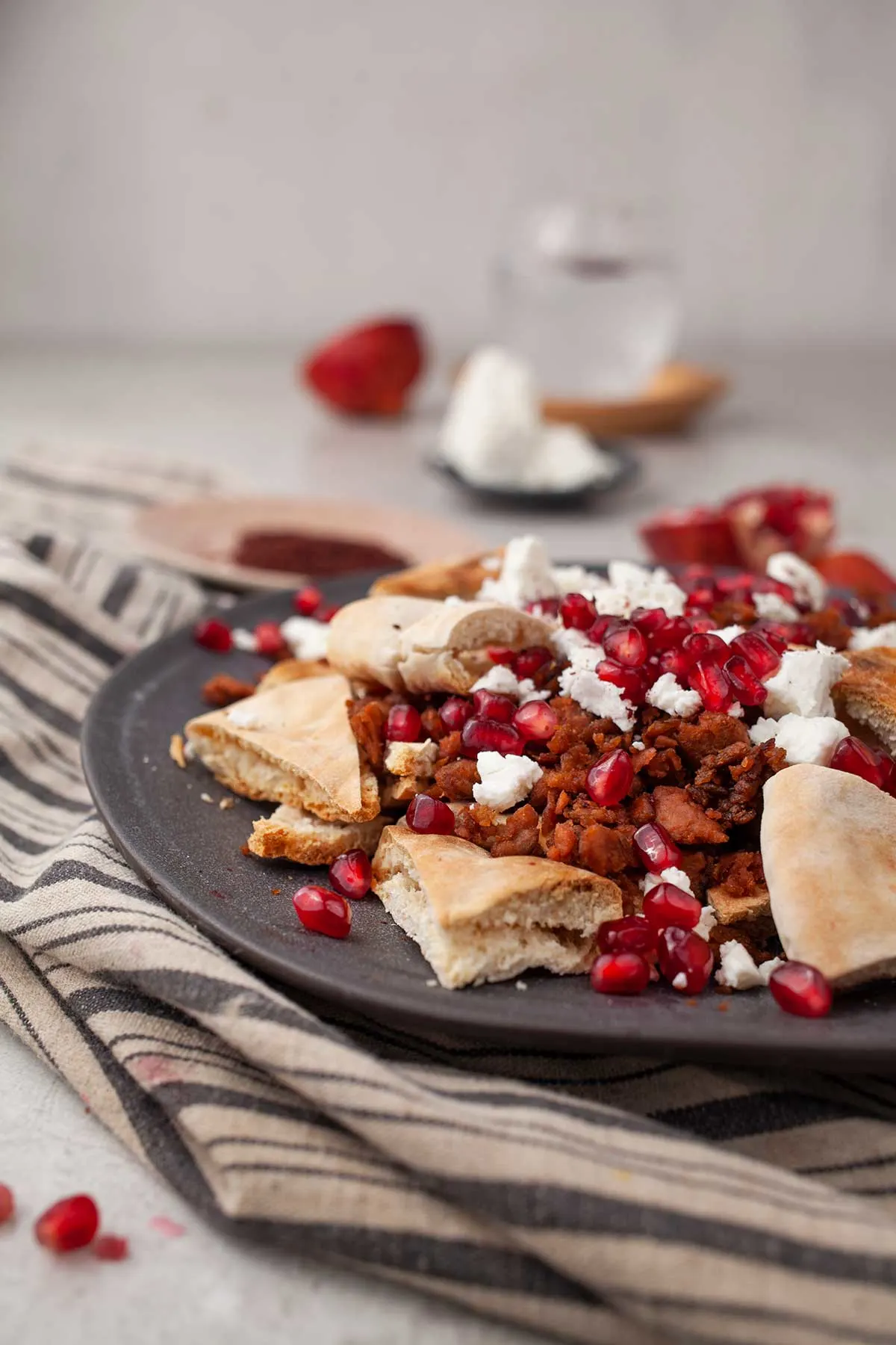 Nachos arabesti cu branza feta si rodie