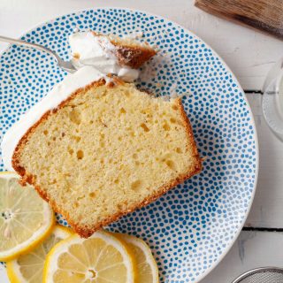 Limoncello Sponge Cake chec cu lamaie