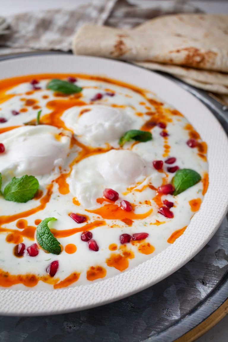 Turkish Eggs in yogurt recipe oua turcesti