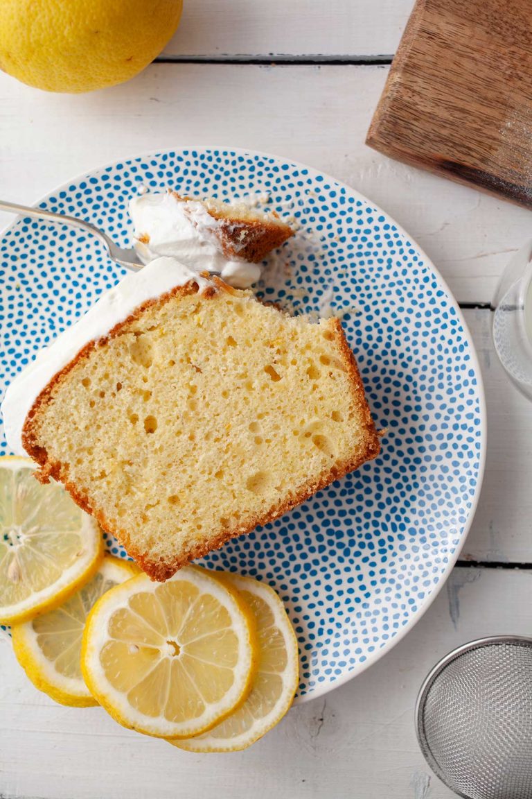 Limoncello Sponge Cake chec cu lamaie