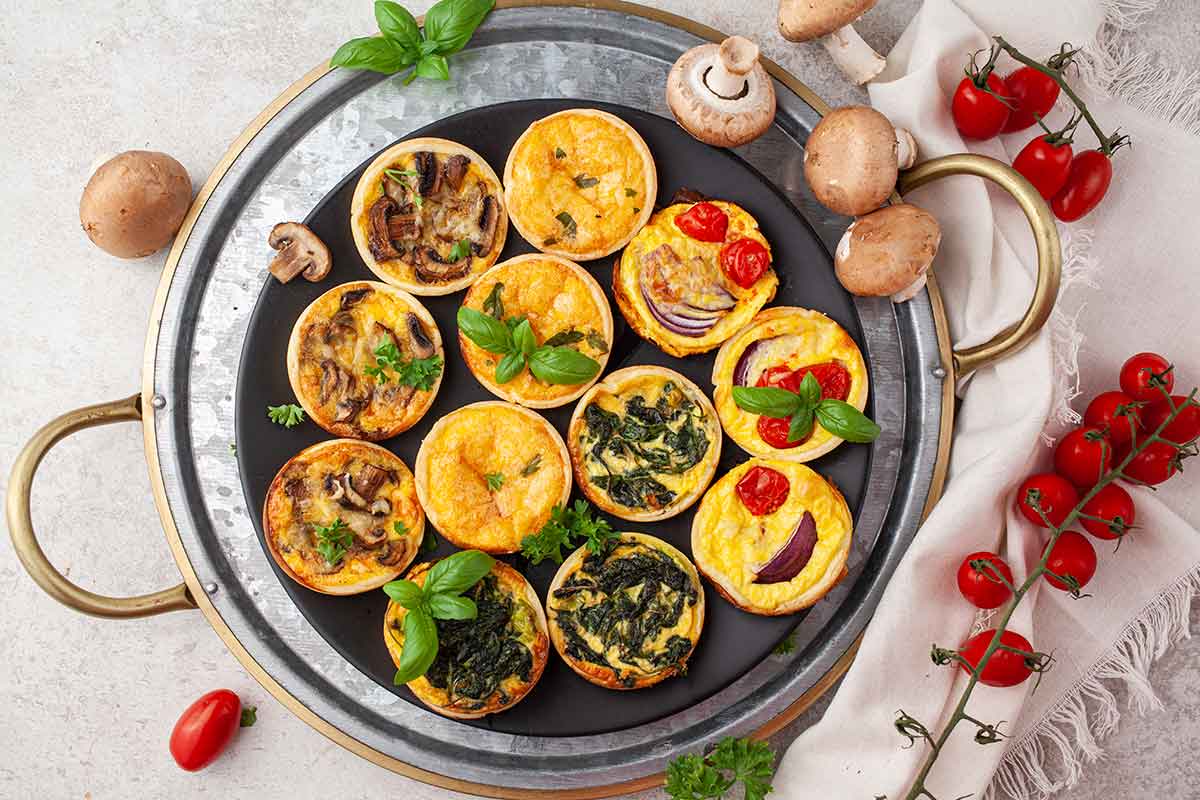 Mini quiche recipe with cheese, mushrooms, spinach and vegetables reteta de mini quiche cu 4 toppinguri