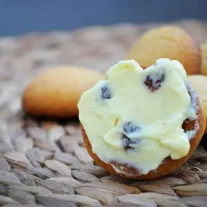 Cream Cheese Cookies with Rum Raisins Fursecuri cu crema de branza si stafide in rom