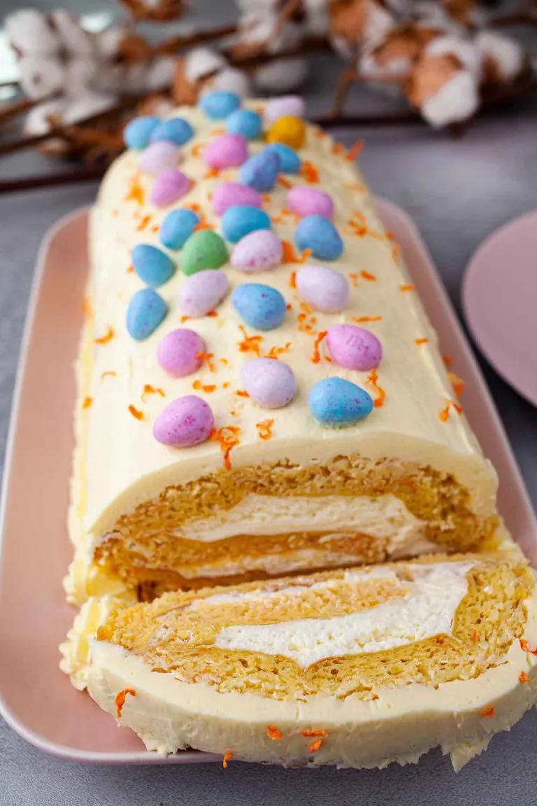 Easter Swiss Roll with Chocolate Eggs Rulada de Paste