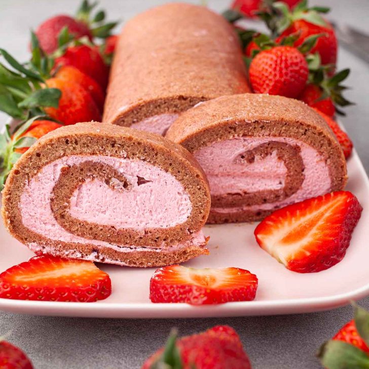 Strawberry Swiss Roll Summer Recipe Rulada cu crema de capsuni