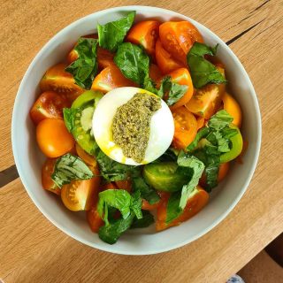 How to Make the Perfect Summer Tomato Salad Cum sa faci cea mai buna salata de vara cu rosii