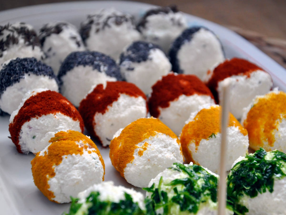 Herbed cheese balls rolled in fresh chopped parsley